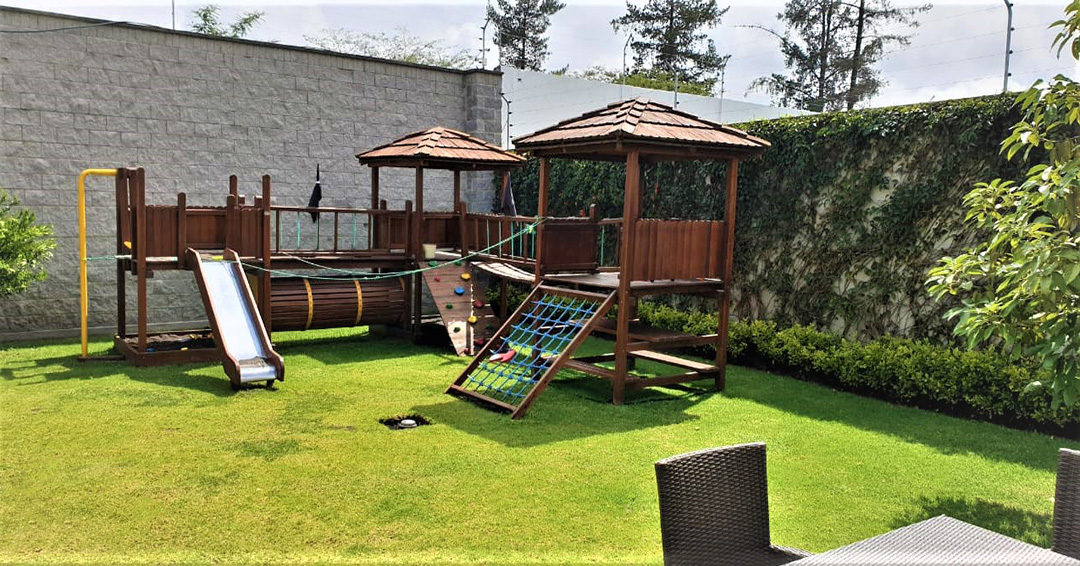 JARDINES CON JUEGOS INFANTILES